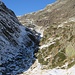 Der Weiterweg zur Grohmannhütte führt durch diese schattige Bachschlucht. Ich kürze nach rechts in den Grashang mit Schneeresten ab.