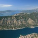 Bucht von Kotor, dann der Vrmac Gebirgszug, dahinter die äußere Bucht, wo sich links im Bild "unsere" Badestelle bei Krasici befindet, die wir später aufsuchen werden
