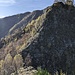Dalla cima del Tono dei Turchi, scendiamo verso l'intaglio successivo. Davanti a noi la cresta del Tono Piatto, che a dispetto del nome si rivelerà piuttosto ostico...