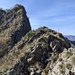 Il punto più alto del Tono Piatto (1179 m) è questo ma rinunciamo all'ultimo mezzo metro di quota perché la roccia è troppo franosa. Proprio dal punto di scatto di questa foto, faremo cadere un grosso blocco...