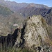 Dietro di noi il Tono Piatto. A sinistra sbuca anche il Tono dei Turchi. Sullo sfondo la cresta tra Val Sesia e Valle Strona, dal Monte Capio alla Massa del Turlo.