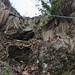 Ritorniamo all'intaglio tra il Tono Piatto e il Tono dei Turchi e scendiamo sul versante Nord. Dopo il breve salto iniziale (in foto) il terreno diviene subito facile e camminabile. Scendiamo senza sentiero e poi traversiamo fino a ritornare a Pianlera.