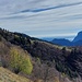 Lasciato il passo di Vesta, uno sguardo verso il Lago di Garda ed i profili del Monte Pizzocolo