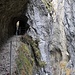 An der engsten Stelle führt der Weg im Tunnel durch die Felswand.