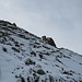 Nach kurzem Abstieg von der Mutspitze suche ich eine Route zum Nachbargipfel: im Schnee geht es steil hinauf, Felsplatten meidend.