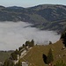 Der Nebel kriecht durch dien Täler.<br />Unten die Hütte etwas westlich vom Goggeien-Hauptgipfel.