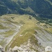 Blick von der Kanzel beim Steinmann hinunter auf die langgezogene Grasflanke, über die der verfallene Alte-Gemmi-Weg grösstenteils verläuft