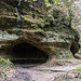 Höhle in kindgerechter Bauhöhe neben dem Pfad.