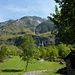 Hinter den Häusern von Dondrio stürzen Wasserfälle von den Bergen ins Tal