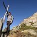 La croce della quota 1707, sulla bastionata sopra Rozzera e nei pressi del Bivacco Scorpion
