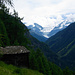 Die Hütte von Alpetjini mit Aussicht aufs Turtmanntal