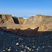 Bereits im Abstieg mit Blick zum Krater