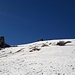 Rückblick über rutschige Hänge - bei so glattem Wiesenuntergrund wärs mit Ski auch gegangen - zu den Hütten 1716