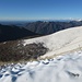 Vista verso la Pianura Padana preceduta a sinistra dal gruppo del Palanzone e in centro foto da quello del Bisbino. Sullo sfondo il Monte Rosa. Oggi si vedevano bene anche gli Appennini e il Monviso.
