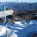 Percorsa brevemente la cresta verso ovest, si trova il cartello che indica il ripido sentiero (oggi ben coperto da neve fresca) che scende sul versante nord, sempre con grande vista sul Lago di Como. In centro foto il promontorio di Bellagio.