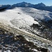 Arrivati alla Bocchetta (visibile a sinistra) dove tirava un venticello gelido, per salire al San Primo abbiamo deciso di seguire il largo sentiero che si  mantiene sotto la cresta. Sullo sfondo l’Alpe di Terrabiotta e, dietro, le Grigne.
