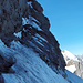 Wenig einladend: Einstieg zum obersten Band im Kalkriegel, das von hartem Firn, Blank- und Wassereis überzogen ist. Rechts bereits an der Sonne das Silberhorn, dahinter Doldenhorn und Blüemlisalp (Foto vom 7.7.2010)