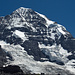 Blick von der Kleinen Scheidegg zurück zum Mönch: links die NW- oder Lauperrippe, rechts der Nollen, die beide von hier aus gute Verhältnisse aufzuweisen scheinen, dazwischen die NW-Wand (Foto vom 7.7.2010)
