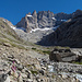 Zustieg durch das prächtige Vallon des Étancons zum Refuge du Promontoire am Fuss der Meije, darüber die Arête du Promontoire mit dem Glacier Carré und dem Grand Pic, rechts von diesem der Verbindungsgrat zum Doigt de Dieu, gefolgt von Pic Oriental und Pointe des Aigles (Foto vom 25.8.2010)