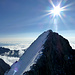 Von Sonnenlicht gekrönt: der Schlussaufstieg über den Gipfelgrat ausgehend vom Pic Lory. Dahinter von rechts u.a. Pic de Dormillouse, Pic des Paveous, Pic Jean Gauthier, Pic Tuckett und Montagne des Agenaux