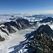 Gipfelpanorama nach NNE: rechts der NE-Grat und die Pointe de la Grande Sagne, darüber der Montagne des Agneaux, links über dem Glacier Blanc von links u.a. Pointe Xavier Blanc, Pointe Louise, Roche Hippolyte Pic, Roche Paillon, Roche Emile Pic, Pic de Neige Cordier - darunter das Refuge des Écrins - und Pic Glacier Blanc, sowie links am Horizont der Mont Blanc