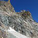 Beim Abstieg über den Glacier Blanc kommt man am Hochsitz des Refuge des Écrins vorbei, darüber die Felsen des Roche Paillon