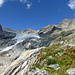 Abstieg vom Refuge (rechts) du Glacier Blanc, der sich auch beunruhigend weit hinauf zurückgezogen hat. Darüber von rechts Pointe Cézanne, Pic du Glacier Arsine, Pic Glacier Blanc, Pic de Neige Cordier, Roche Emile Pic und Roche Paillon