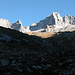 Im Abstieg von der Capanna Gianetti durch das obere Valle Porcellizo: rechts oben der Passo di Bondo, wo sich das Bivacco Tita Ronconi befindet, rechts davon der W-Grat zur Cima della Bondasca, nach links Pizzi Gemelli, Pizzo Cengalo, Punto Sertori und Pizzo Badile (Foto vom 25.10.2005)