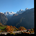 An der Schwelle zum Paradies...Aussicht vom Friedhof vor der Kirche San Lorenzo in Soglio zum Val Bondasca: von rechts Punta Sant' Anna, Pizzo Badile, Pizzo Cengalo, Pizzi Gemelli, Colle dell' Albigna, Sciora di Dentro, Ago di Sciora, Punta Pioda, Sciora di Fuori, Scioretta, Torre und Innominata (Foto vom 27.10.2005)