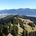 Ausblick vom Gipfelkreuz auf die Allgäuer Alpen. Die Stadt rechts ist Oberstdorf.