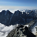 Dürfen nicht fehlen: im SE und S über dem Glacier Noir von links der mächtige Mont Pelvoux, Pic Sans Nom, Pic du Coup de Sabre, Ailefroide Orientale und Centrale