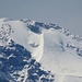 Bei ausreichend Schnee würde ich den Aufstieg - wenn zu steil für einen Anstieg mit Skier, dann eben zu Fuß - über die Flanke nahe der hier sichtbaren Firnkante empfehlen. Weiter rechts sind Spalten zu erkennen.