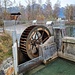 Erneuerbare Energie aus Wasserkraft: Das von uns erstellte Wasserrad beim gestauten Kiesfang am Vilterserbach, gefertigt aus rohem Stahl mit 5m Durchmesser und 5 to Gewicht, dreht unermüdlich seine Runden und liefert als Schaukraftwerk Strom für 22 Haushalte.