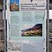 Der Zahn der Zeit nagt an dieser Infotafel zum Weinbau-Weg