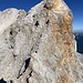 Die erste "Schlüsselstelle", teils mit III- bewertet. Sieht schwieriger aus als es ist. Ich bin da runter, wo der linke Bergsteiger gerade klettert. 