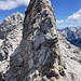 ... Vollkarspitze steht auch noch im Weg. Schaut grimmig aus, und sie ist es auch. Wenn auch nur kurz: Schwierigkeit D wird erreicht, und kraftraubend ist es nach sechs Stunden am Grat auch. Ohne Sicherung würd' ich hier nicht hochgehen. 