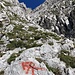 Wieder unten am Rinneneinstieg. Wer den Schaftsteig gehen will, folgt dem Pfeil in Richtung Riffelscharte.