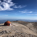 Monte Amaro - Ausblick am Gipfel. Vorn ist das Bivacco Cesare Mario Pelino zu sehen.