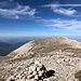 Monte Tre Portoni - Blick über den Gipfelsteinmann und den Monte Pescofalcone. Im Hintergrund ist der Gran Sasso zu erkennen.