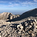 Monte Focalone - Wieder zurück am wenig markanten Gipfel. Nun folgt noch ein "Abstecher" zum Monte Acquaviva, der am rechten Bildrand zu erahnen ist.