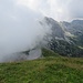 Eine Wolke schiebt sich ins Blickfeld; rechts hinten Bleikogel, einer der beiden über 2400m hohen Berge des Tennengebirges.