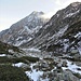 A monte dell'Alpe Toso il sentiero corre a fianco del torrente che qui ha un corso piuttosto irregolare. 