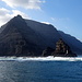 Die Überfahrt mit dem Boot der [https://www.lineasromero.com/ Lineas Romero] dauert etwa eine halbe Stunde und führt um die wilde Steilküste der Nordspitze Lanzarotes herum. 