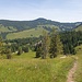 zwischen den Bäumen sieht man noch das alte Hotel Schwefelbergbad
