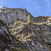 Le pareti che incombono sul canale di salita dove passa il vecchio sentiero per l'Alpe La Rossa