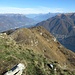 Vista verso nord con il Lago di Como sotto di noi, mentre in fondo svettano le montagne dell’Alto Lario e della Valtellina.