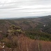 Der Felsen direkt neben dem Weg ist viel leichter zu erklettern als der Felsenschlagturm selbst. Von dort aus kann man schon mal kontrollieren, ob die Gipfelbuchkassette noch oben ist!