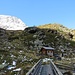 Es geht über eine Brücke