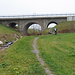 Dort wo die Haupstrasse den Bach quert sind wir unter der Brücke hindurch dem Weg gefolgt.