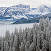 Blick zu verschneiten Wandergipfeln. 